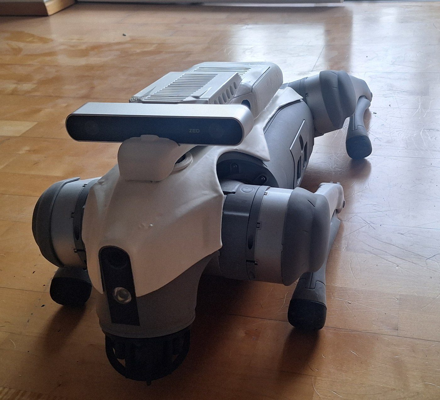 Roboterhund Unitree Go2 mit dem selbst konstruierten Rückenmodul